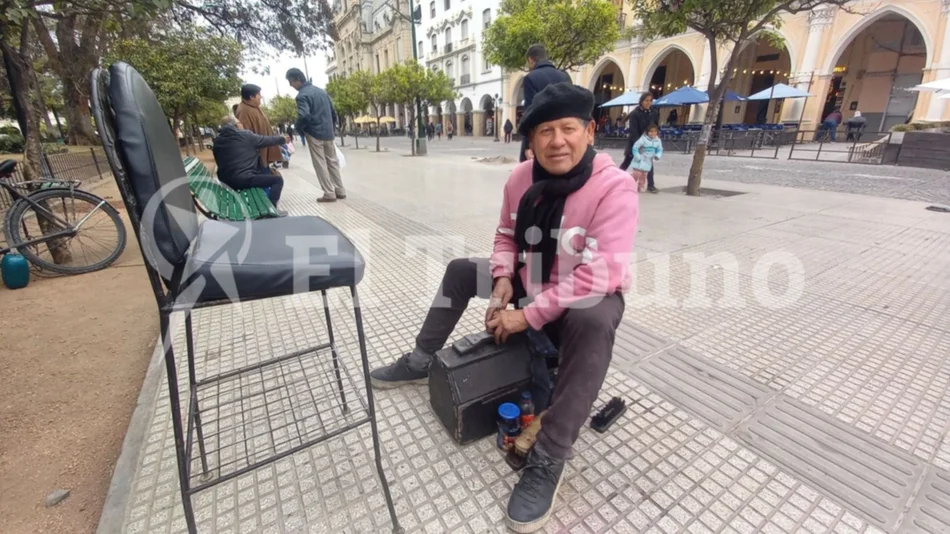 VIDEO. El lustrabotas de la plaza 9 de Julio que supo ganarse el cariño de la gente  