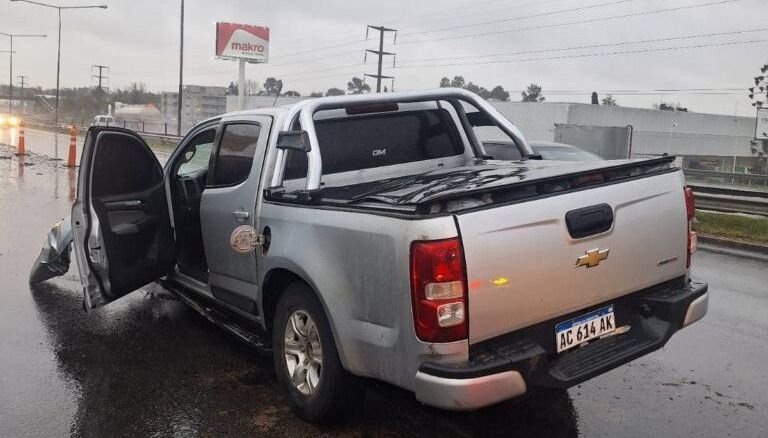 VIDEO. Chocaron en la Panamericana con una tonelada de hojas de coca y abandonaron la camioneta: dos salteños detenidos