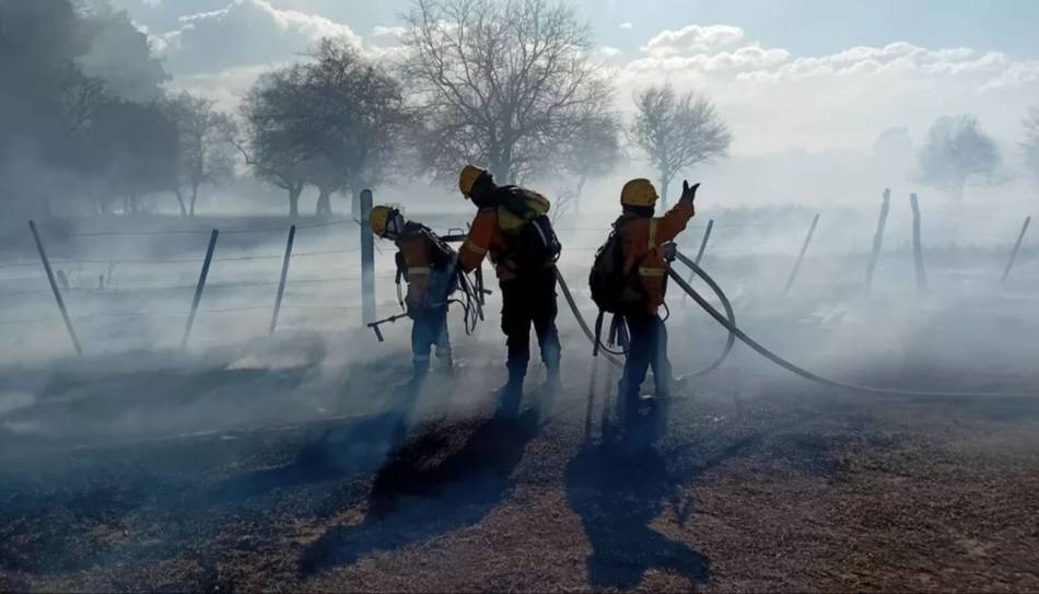 El viento Zonda provocó una oleada de incendios de pastizales en Salta: las zonas más críticas