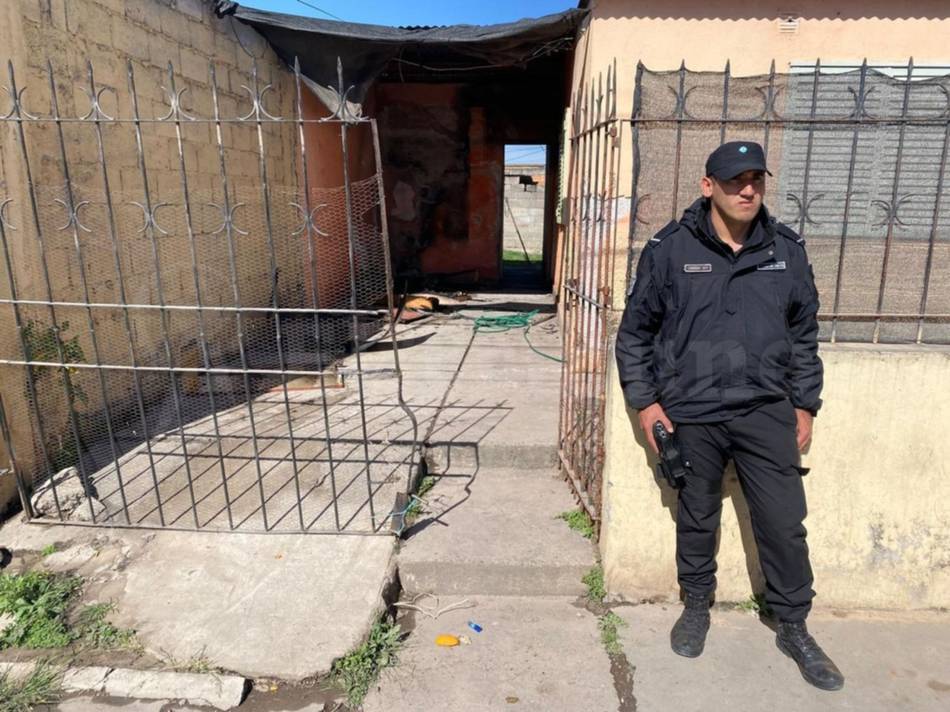 Una familia logró escapar por una ventana del incendio intencional de una casa