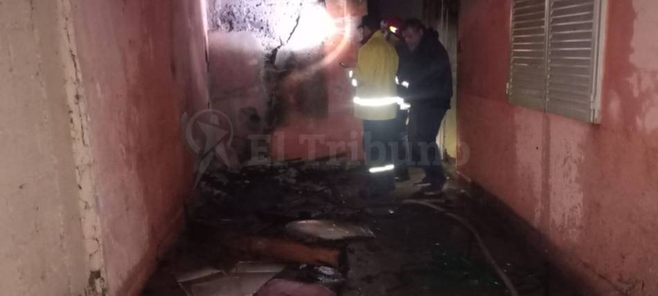 Una familia logró escapar por una ventana del incendio intencional de una casa