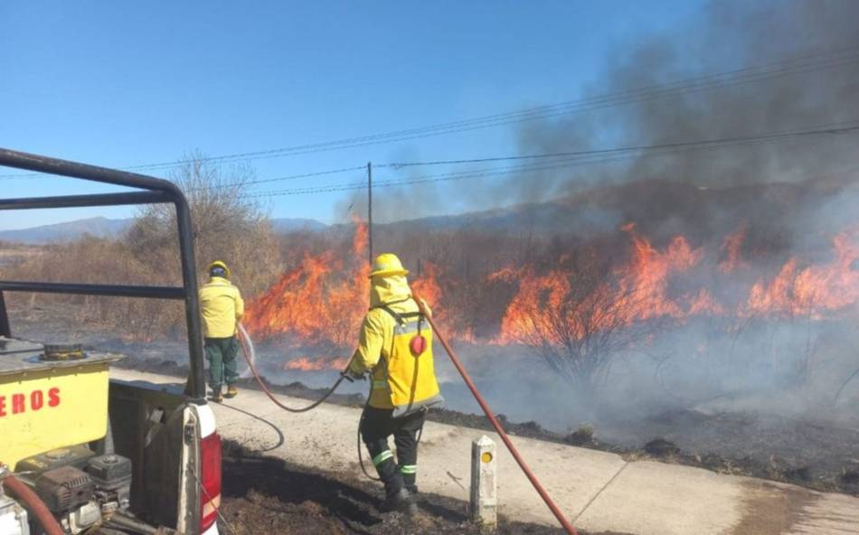 Bomberos sin descanso: trabajaron en más de 10 incendios de pastizales en Capital y el interior