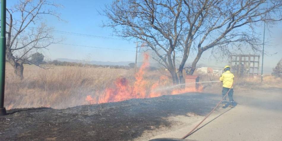Bomberos sin descanso: trabajaron en más de 10 incendios de pastizales en Capital y el interior