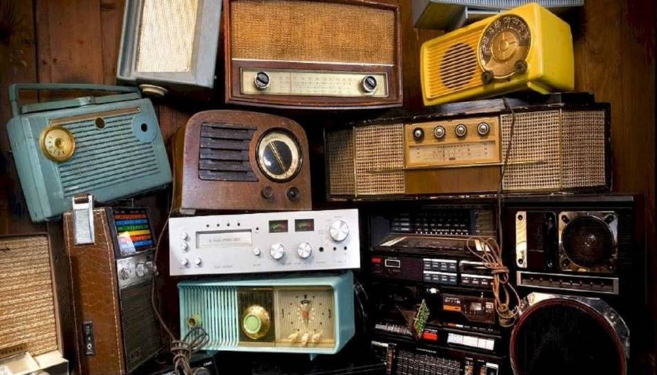 Lejos de desaparecer, la radio se adaptó y está más viva que nunca: hoy es el Día de la Radiodifusión Argentina
