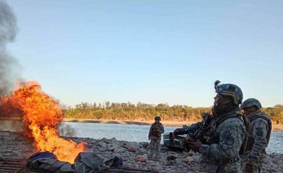 Armada boliviana destruye gomones y decomisa contrabando en Bermejo