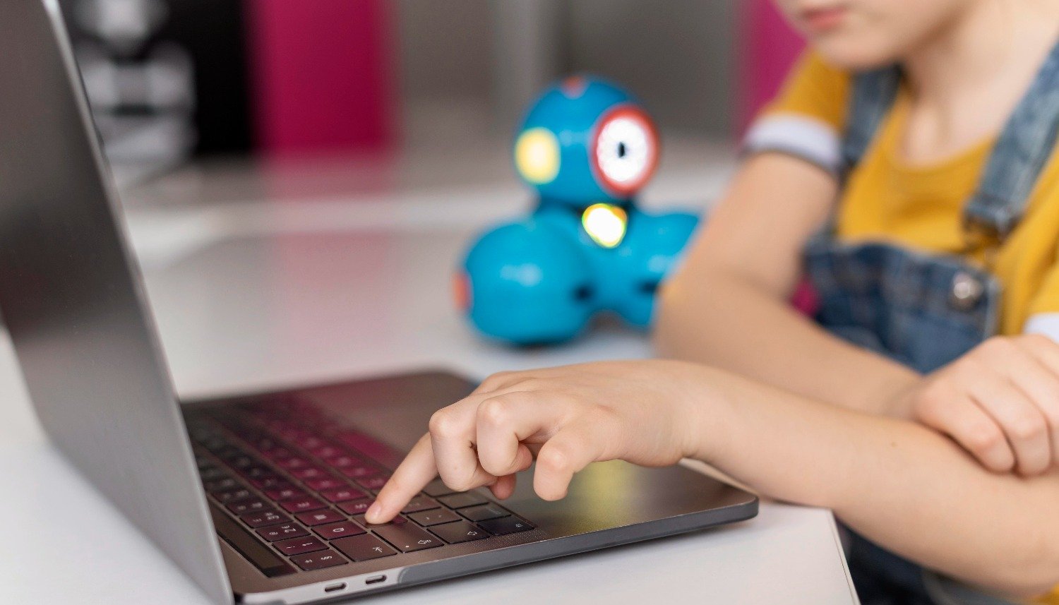 Inteligencia artificial e infancias: el desafío de proteger derechos en un mundo cada vez más frágil y digital
