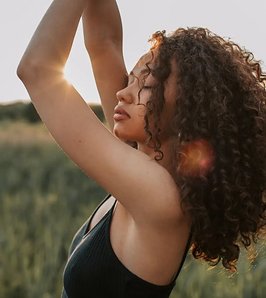 Pelos con rulos: consejos de un estilista para hidratar, definir y controlar el frizz