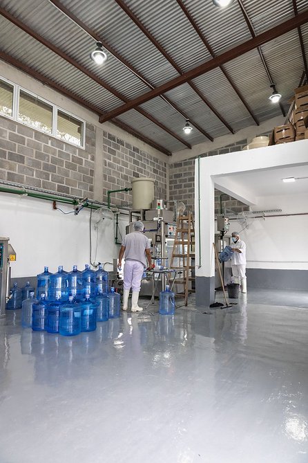 De las vertientes de El Carril a la minería: la historia de una embotelladora que lideran jóvenes salteños