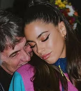 Alejandro Stoessel, el padre de Tini, atacó a periodistas que aguardaban frente a su casa