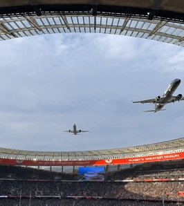Así fue el sobrevuelo de dos aviones sobre el estadio  DHL durante el partido de Springbocks vs. All Blacks