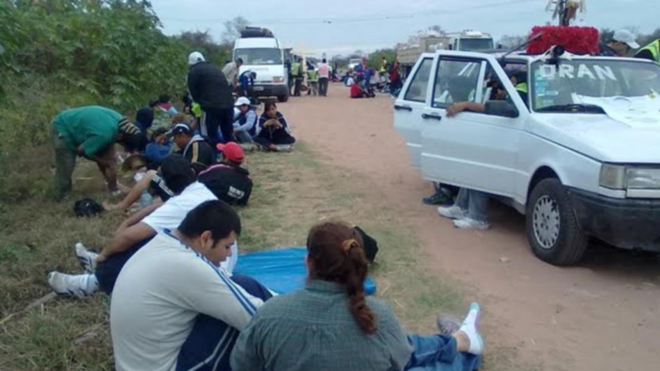 Desde el norte, grupos de peregrinos caminan hacia el Milagro