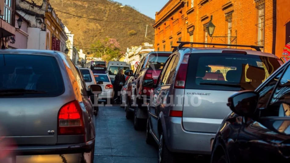 Pese a las multas, siguen las doble filas en el ingreso a las escuelas