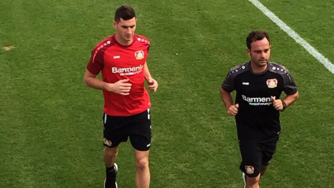 Alario llegó a Alemania y entrenó en Bayer Leverkusen