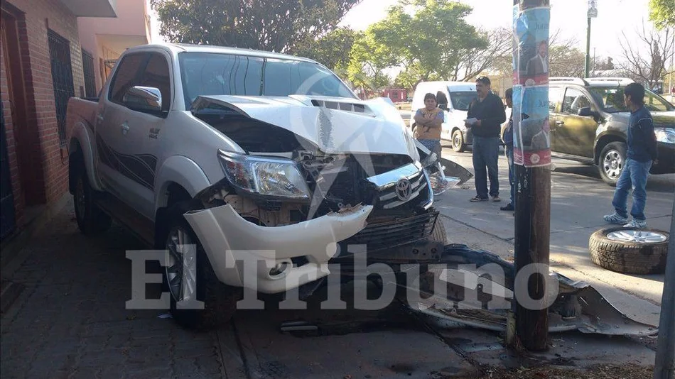 En un lavadero ilegal destrozaron la pick up de un cliente en 50 metros