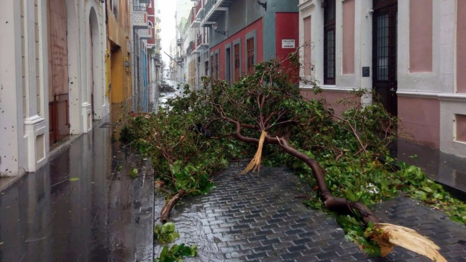 Los vientos de María se calman tras tocar tierra en Puerto Rico, pero el peligro se mantiene