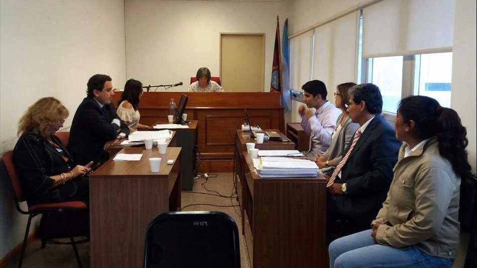 Comenzó el juicio a  la mamá que tuvo a  su beba en una letrina