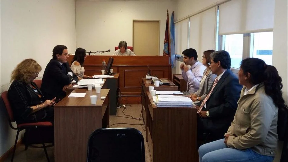 Comenzó el juicio a  la mamá que tuvo a  su beba en una letrina