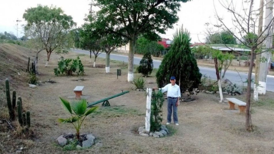 Un vecino de 83 años transformó un basural en una plaza fue distinguido por concejales