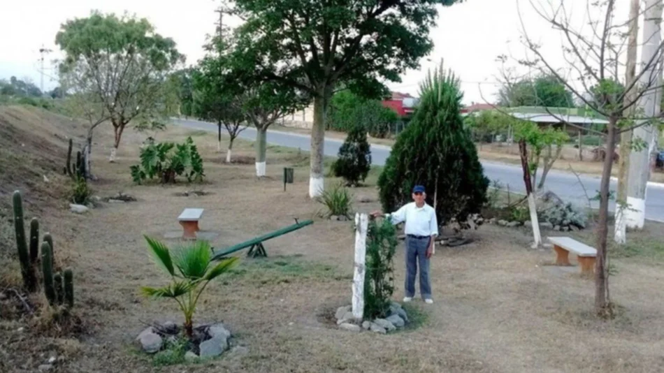 Un vecino de 83 años transformó un basural en una plaza fue distinguido por concejales