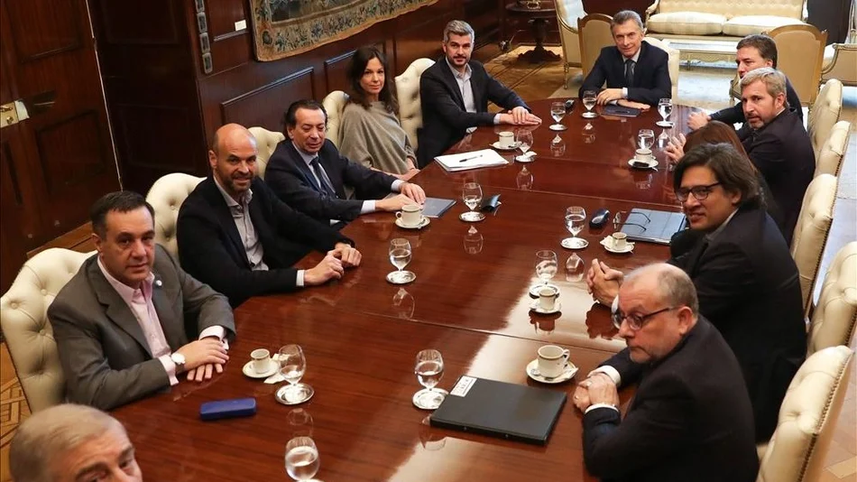 El Gobierno,entre reconstruir la  confianza y atender la emergencia