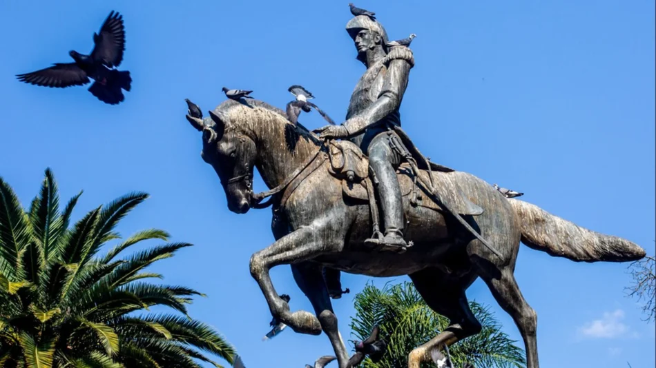 La historia se repite: el monumento a Arenales, de nuevo bajo heces de palomas