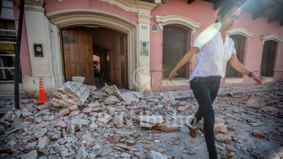 Pudo ser una tragedia: cayó parte de la fachada de un edificio histórico