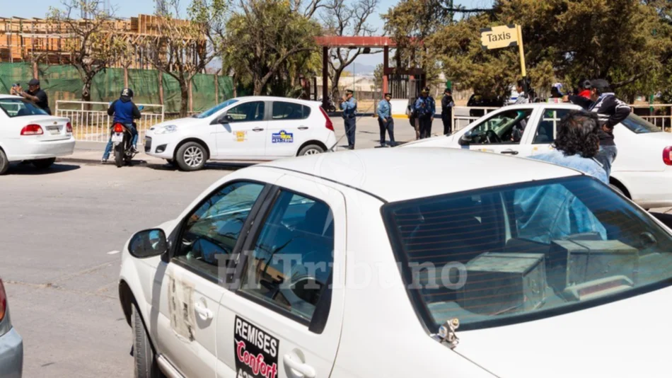 Remiseros denuncian aprietes: licencias clonadas y "secuestros" de autos