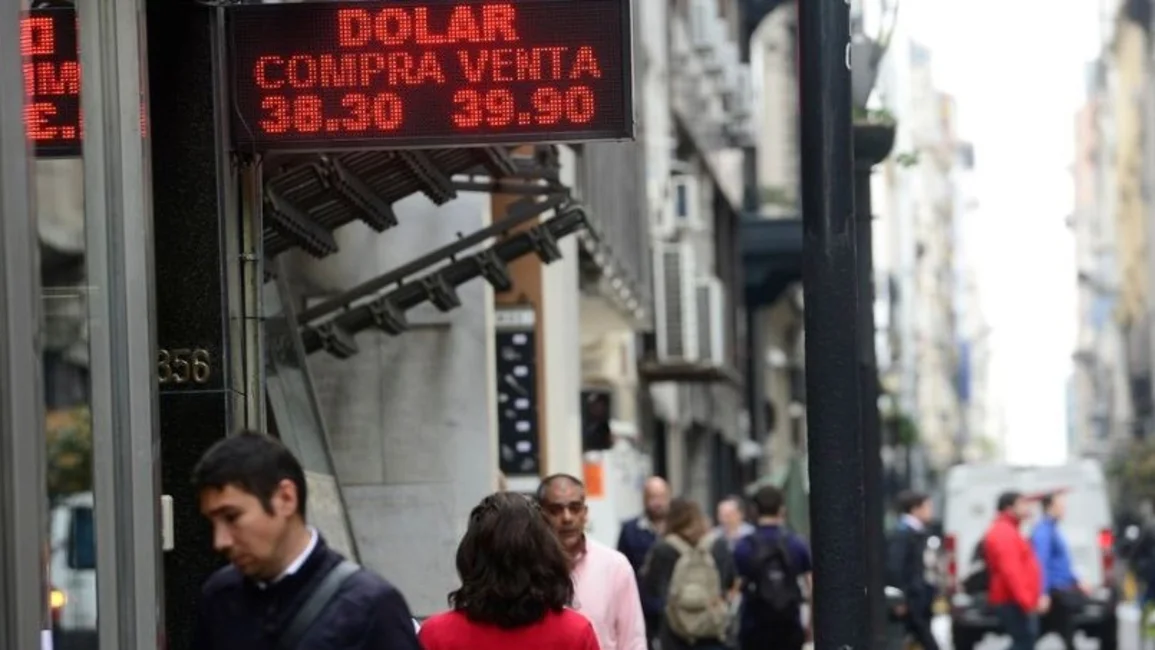 Tras la renuncia de Caputo, el dólar llegó a $40 pero moderó el alza por ventas del BCRA