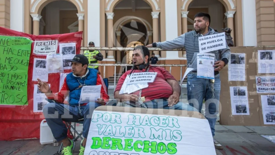 Protesta: Remiseros se encadenaron 
