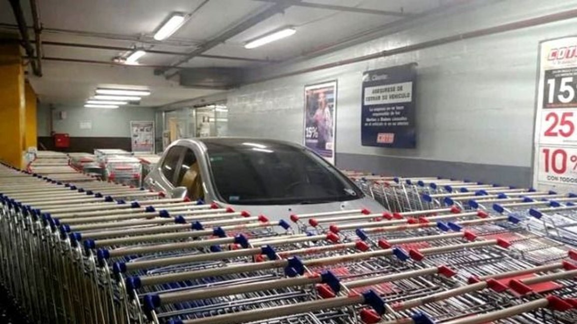 Estacionó mal en el súper y la respuesta de los empleados se volvió viral