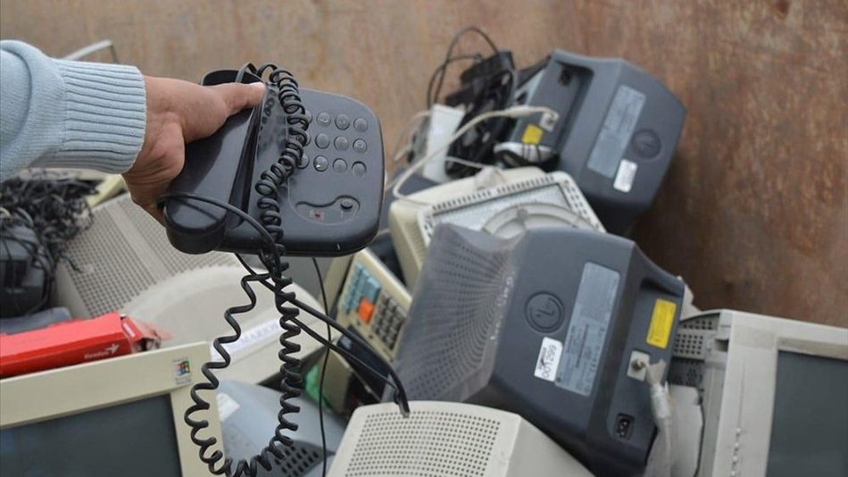 Juntaron 3  contenedores de chatarra electrónica 
