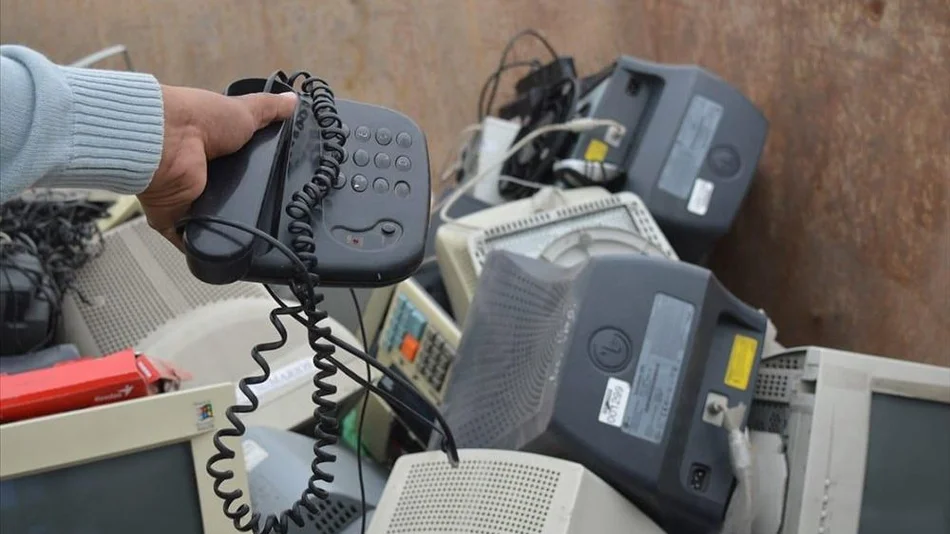 Juntaron 3  contenedores de chatarra electrónica 