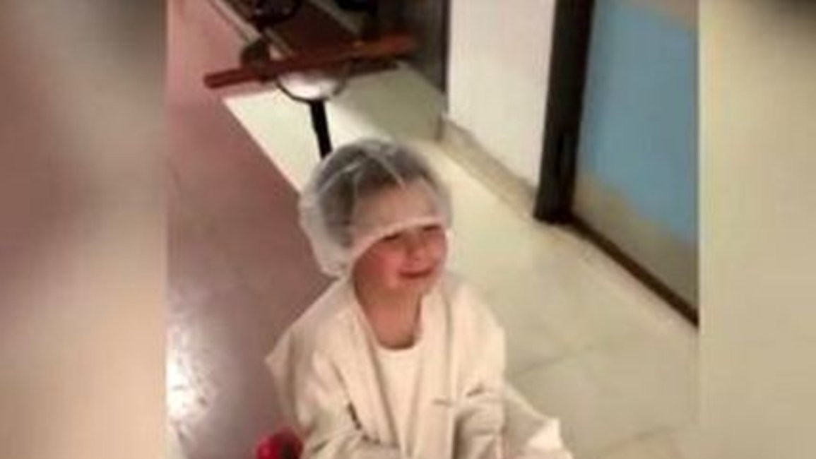 VIDEO En un hospital de Paraná, los niños entran al quirófano manejando autitos eléctricos 