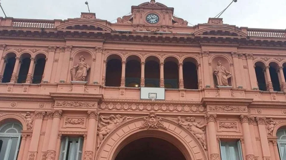 La Casa Rosada amaneció con un aro de básquet en su entrada