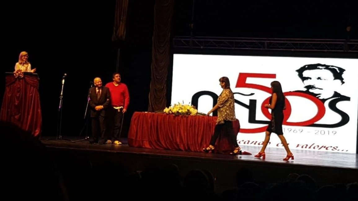 Emotivo acto en el Teatro Provincial, por los 50 años del colegio Estrada