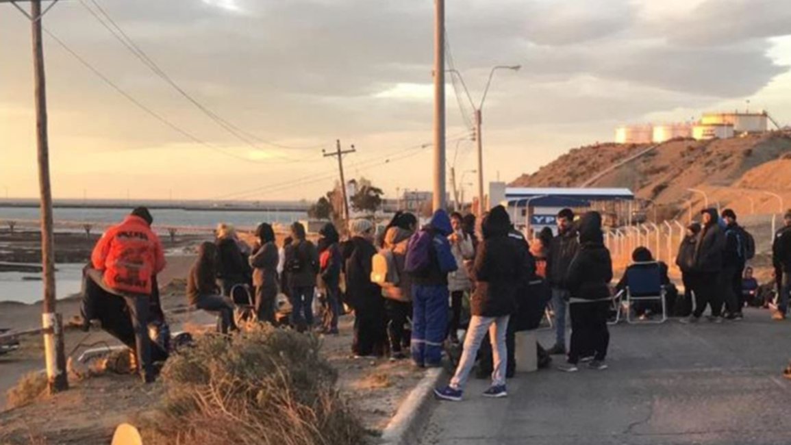 Docentes tomaron la playa de tanques que abastece de combustible a estaciones de servicio