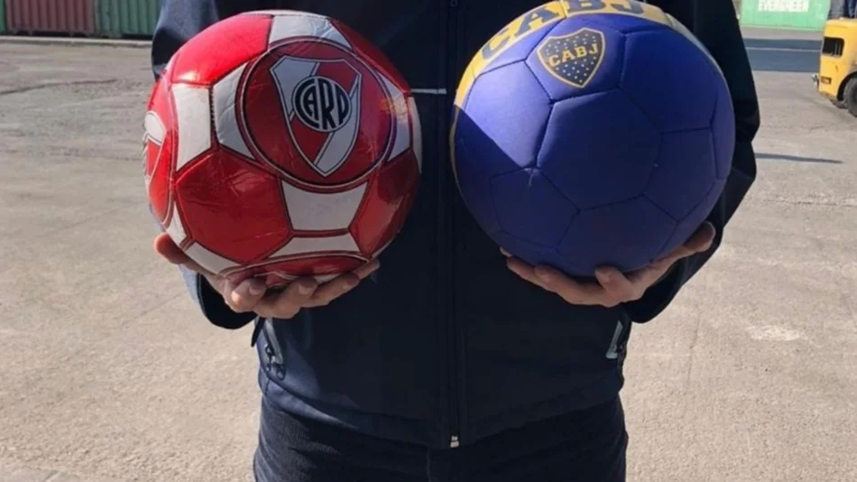 La Aduana firmó un acuerdo con AFA, River y Boca para donar indumentaria incautada