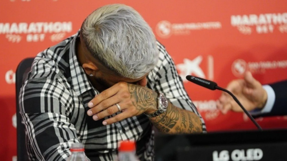 Ever Banega tuvo una cálida despedida en el Sevilla de España