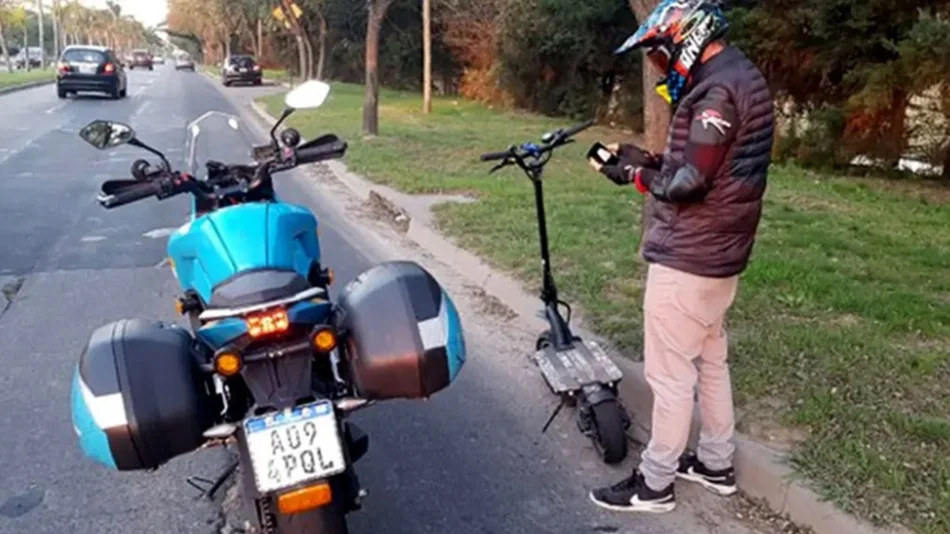 VIDEO Una locura: Iba en monopatín a 100 kilómetros por hora y lo detuvieron 