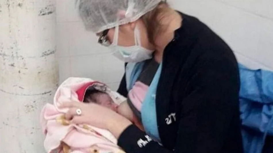 La dulce foto de una enfermera que amamantó a un recién nacido y se volvió viral