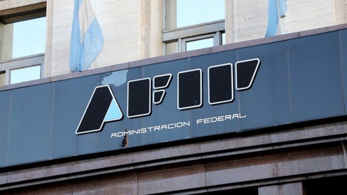 El dólar, más caro y con más restricciones