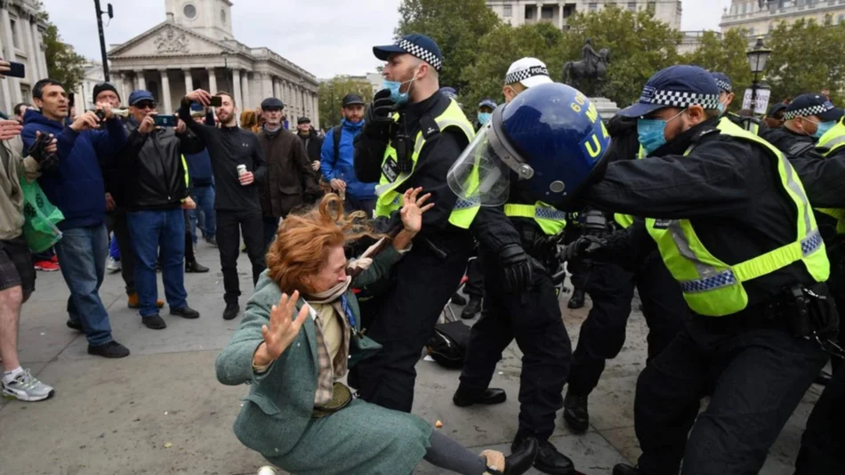 Disturbios en una marcha contra las restricciones por el coronavirus en Londres
