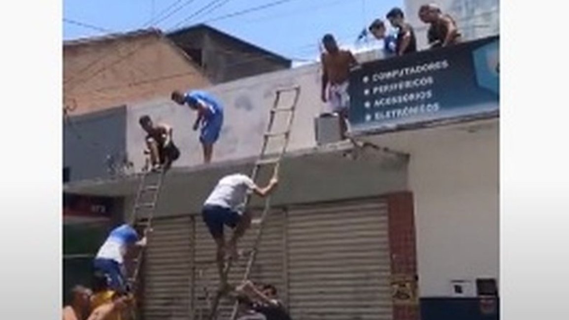 Los jugadores huyeron por los techos luego de una explosión