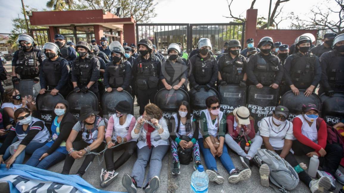 VIDEO. Docentes sitiaron el Grand Bourg 