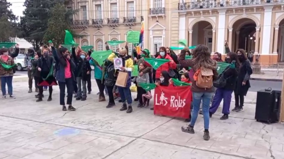 VIDEO. Realizaron un “pañuelazo verde” en favor de la médica que realizó un aborto en Tartagal