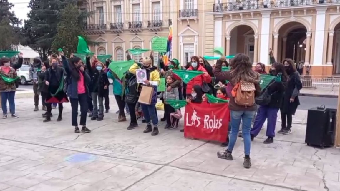 VIDEO. Realizaron un “pañuelazo verde” en favor de la médica que realizó un aborto en Tartagal