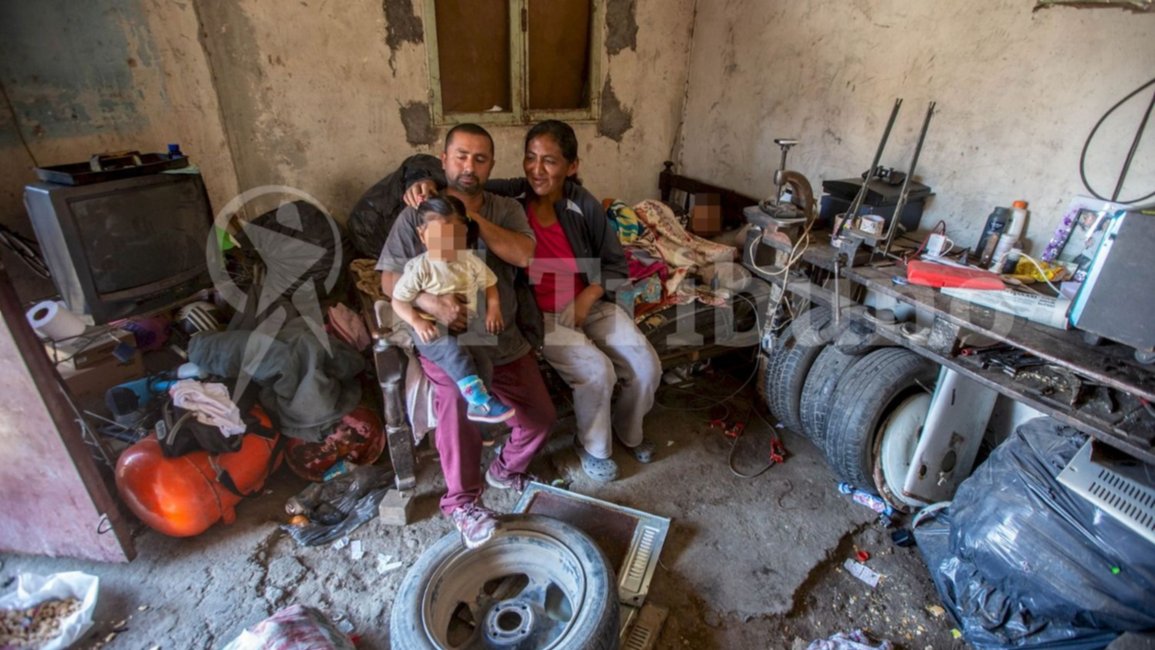 Una familia cartonera pide una vivienda