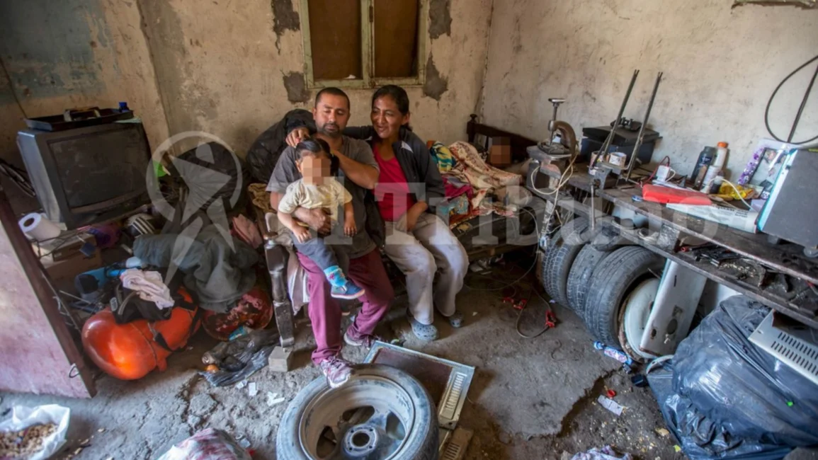 Una familia cartonera pide una vivienda