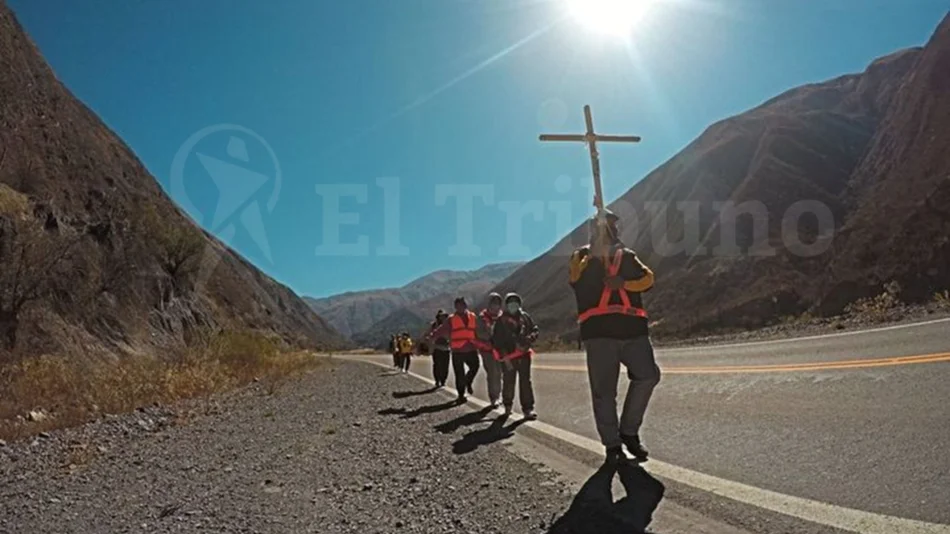 Peregrinos bajan desde la puna en pequeñas burbujas hacia la Catedral 
