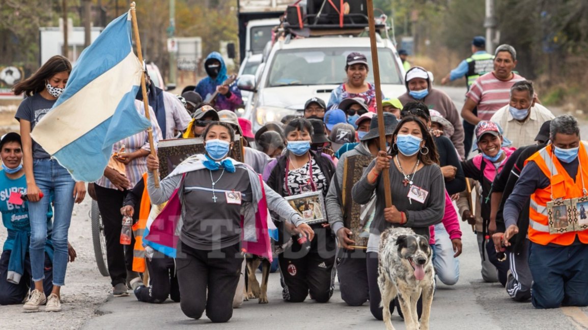 Video: En burbujas,  peregrinos se acercan a la ciudad para renovar su fe